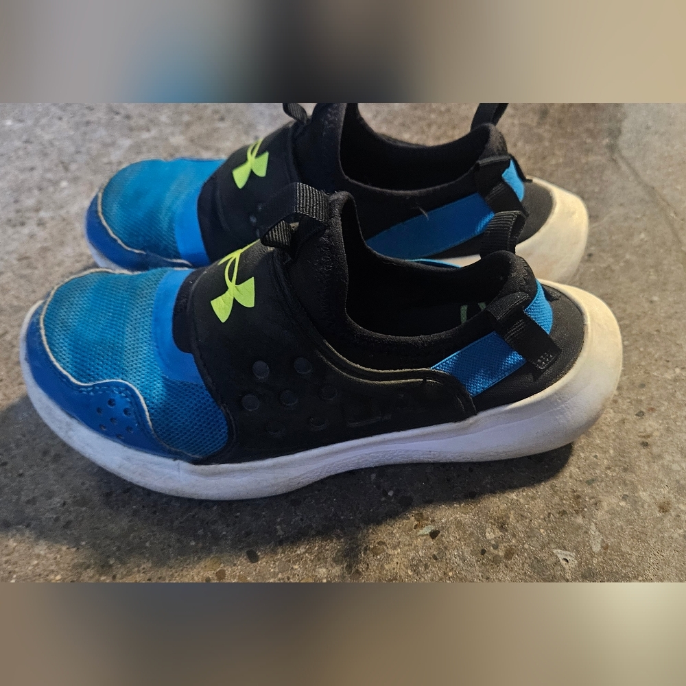 Under armour boys size 2 runplay sneaker